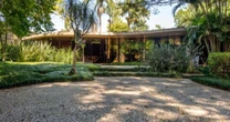 Como é a única casa projetada por Niemeyer em SP? Imóvel está à venda