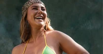 No clima da Copa, Paolla Oliveira posa com lingerie e biquíni das cores do Brasil