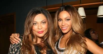 Como Beyoncé reagiu ao descobrir o câncer da mãe? Tina Knowles revela diagnóstico e cirurgia para remover tumor: 'Estremeço só de...'