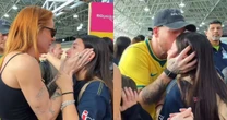 Ferrugem e esposa choram em despedida da filha de 15 anos para intercâmbio na Europa