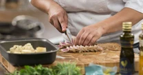 Casal escolhe menu 100% vegetariano em casamento, pais carnívoros acham 'egoísta' e ameaçam não ir