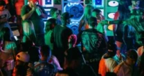 Taxa de 24% de jovens que não estudam e não trabalham ainda preocupa no Brasil, diz OCDE