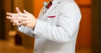 Confira o trailer oficial de 'Silvio Santos Vem Aí', protagonizado por Leandro Hassum