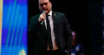 Carlos Bolsonaro reage às medidas cautelares impostas ao pai comparando caso ao escândalo do INSS