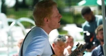 Ed Sheeran toca para seleção inglesa e reação de jogadores viraliza