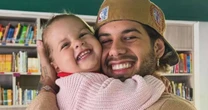 Longe dos filhos, Zé Felipe recebe áudio comovente de Maria Flor: 'Coração fica apertado'