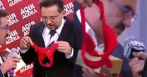 Geraldo Luis ganha calcinha e veste em programa ao vivo com Ratinho no SBT: 'Me ajuda'