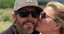 Ex-marido de Kelly Clarkson morre de câncer aos 48 anos; cantora adia residência em Las Vegas