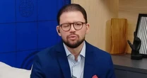 Apresentador fica com um olho fechado após procedimento estético: "Esperar meses"