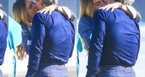 Eita Leila! Beijo de Carolina Dieckmann e Alexandre Nero em gravação de 'Vale Tudo' dá spoiler de fim de namoro com Renato. Fotos!