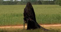'A Mulher no Jardim' chega atrasado na conversa com mais um filme de terror sobre luto