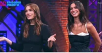 Bruna Marquezine explica para Sasha o que é beijo grego: 'Você não sabe?'