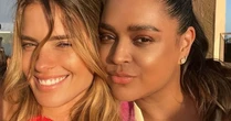 Carolina Dieckmmann viajou para visitar Preta Gil após saber que ela estava mal no hospital