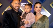 Poderosos! Grávida, Bruna Biancardi vai a leilão com Neymar e Mavie, que usa look de R$ 8,6 mil; veja fotos