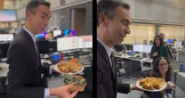 César Tralli serve coxinha e bolo para a equipe do 'JH': 'Quem não gosta de um mimo?'