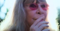 CRÍTICA | Entrevista inédita, funk proibidão com a neta e mais: novo documentário sobre Rita Lee foge do convencional e exibe intimidade sem flertar com o sensacionalismo