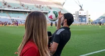 Comentarista mata bola no peito e impressiona colega durante ao vivo na TV Flamengo