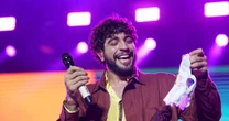 Calcinha e bebê reborn: Nattanzinho ganha presentes inusitados durante show no São João de Campina Grande