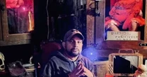 Investigador paranormal Dan Rivera morre durante turnê da boneca Annabelle original; entenda caso