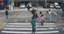 Homem flagrado arremessando pedra contra ônibus em SP é detido; veja vídeo do ataque