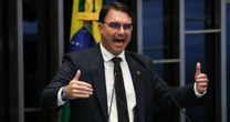 Flávio Bolsonaro condiciona fim da taxação a anistia: 'Se Brasil fizer dever de casa, acaba'