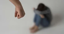 Mulher é presa em BH após ser flagrada em vídeo sufocando e chutando filha de 2 anos