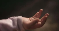 Polícia investiga suposto caso de menino que matou bebê prematuro acidentalmente na França