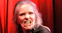 'Pare imediatamente': aos 71 anos, Angela Ro Ro foi acusada de abuso emocional por ex-namorada 5 décadas mais nova