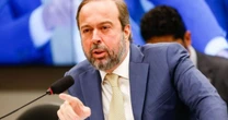 Após falar em defesa, ministro afirma que uso de energia nuclear seria apenas para 'fins pacíficos'