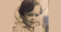 Nascido em 1967, esse menino fofo, de olhar marcante e cabelo cacheado não fazia ideia que seria vilão de famosa novela da Globo. Reconhece?