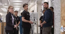 Esqueça Grey's Anatomy! Esta série de 15 episódios é o melhor drama médico do streaming e uma grande aposta para o Emmy 2025