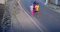 Câmera flagra exato momento em que motociclista atropela corredor e foge