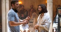 Jonathan Roumie detalha preparação intensa para viver a crucificação de Jesus na série 'The Chosen'