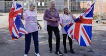 'Pink Ladies': grupo de mães britânicas apoiado por neonazistas denuncia migrantes no Reino Unido