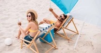 Praia na Sardenha cria regra polêmica e proíbe guarda-sol para pessoas entre 10 e 65 anos de idade