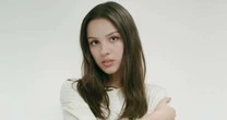 Olivia Rodrigo mergulha na tristeza e triunfo em 'you seem pretty sad for a girl so in love'