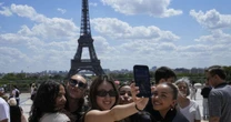 Paris quer inscrever nomes de mulheres cientistas na Torre Eiffel e corrigir omissão histórica