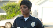 "Tenho que compartilhar a verdade": Atriz revelou que deixou elenco de The Rookie após denunciar assédio sexual