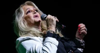 Morre Bonnie Tyler, icônica cantora de "Total Eclipse of the Heart", aos 75 anos