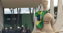 Dino diz que estátua do STF 'só não saiu correndo porque não pode'
