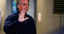 De tornozeleira, Bolsonaro vai a evento de moto com Michelle e aliados