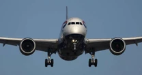 Tripulante de avião é flagrado dançando sem roupas durante voo
