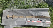 Menino de 6 anos encontra espada viking de 1.300 anos em excursão escolar