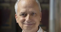 Vaticano divulga 1ª foto oficial do papa Leão XIV