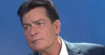 Charlie Sheen, astro de Dois Homens e Meio, fala pela primeira vez sobre relações com outros homens