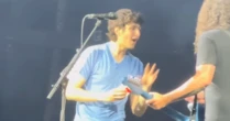 Dave Grohl chama genro para tocar bateria no Foo Fighters após desafio bizarro