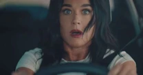Katy Perry cai muito em vídeo com prévia de 'Bandaids'; assista