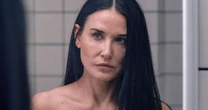 Demi Moore detalha em biografia a descoberta sobre seu pai biológico: 'Não merecia estar ali'