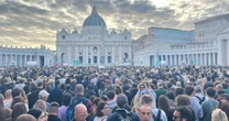 'Todo mundo era irmão de todo mundo': guia relata emoção na Praça de São Pedro com anúncio do papa Leão XIV