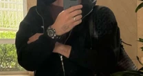 De máscara no rosto e saia de veludo, João Guilherme viraliza com look ousado